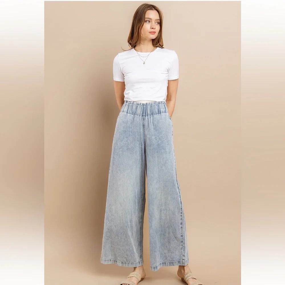 High Waist Wide Leg Jean With Side Pockets - Picture 5 of 8
